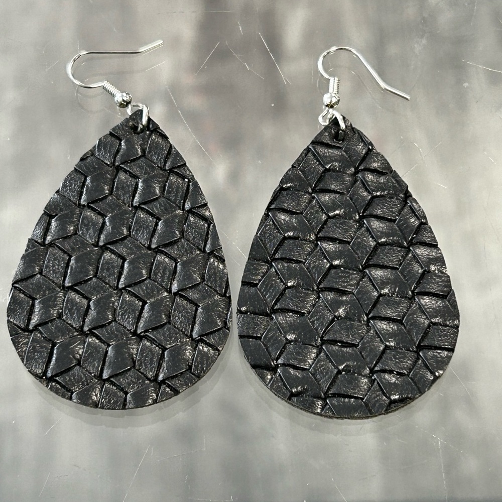 Geometric Black Teardrop Earrings(NWOT)